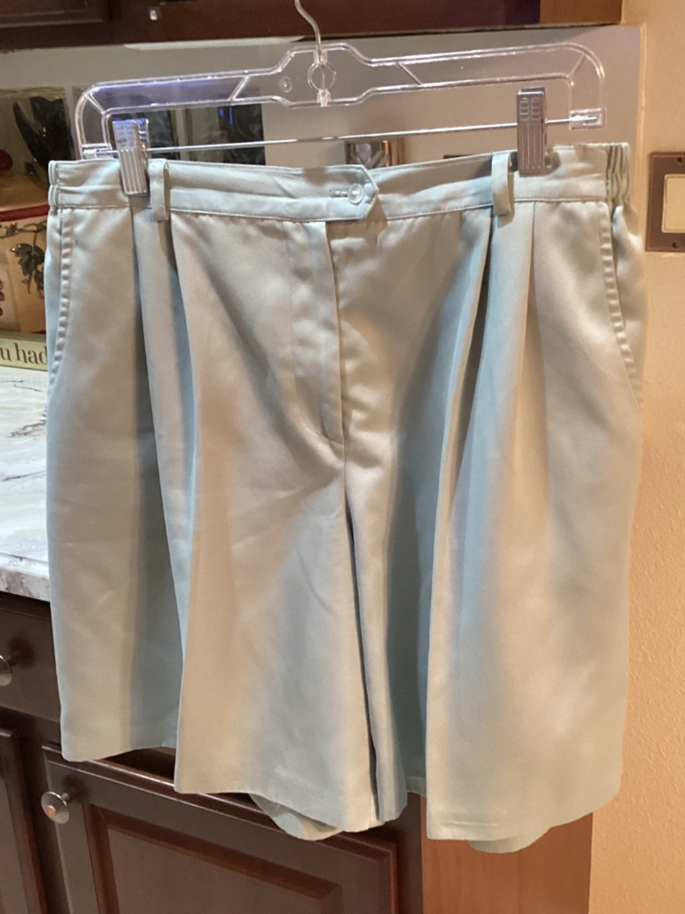 Classic Pleated Women's Golf Shorts — Light Sage Green